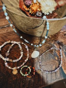 Workshop Schmuck Schmuck machen Diy Schmuck Fädeln Fädelkurs Armband Kette Workshop Gelsenkirchen Setzkasten