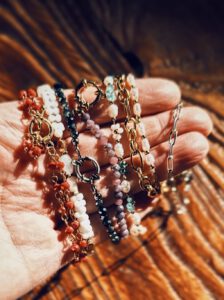 Schmuckworkshop workshop schmuck fädeln setzkasten gelsenkirchen perlen